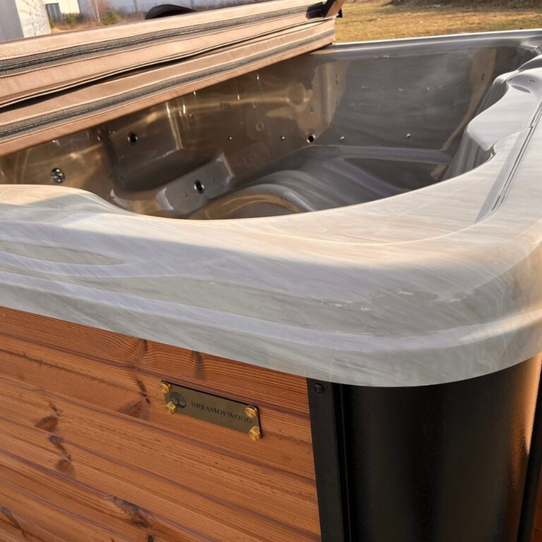 Wnętrze jacuzzi Ogrodowego Premium Relax Lux z dyszami do hydromasażu - idealne do odprężenia