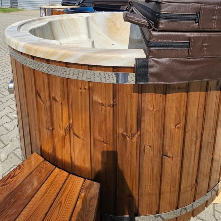 Ogrodowa balia z elegancką drewnianą obudową oraz marmurowym lub marmuropodobnym rantem