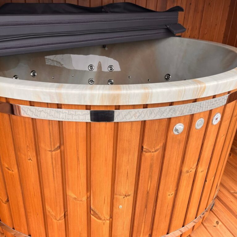 Ogrodowa balia z luksusowym wykończeniem: drewnianą obudową oraz marmurowym lub marmuropodobnym rantem