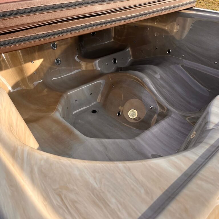 Wnętrze jacuzzi Ogrodowego Premium z dyszami do hydromasażu - idealne do odprężenia