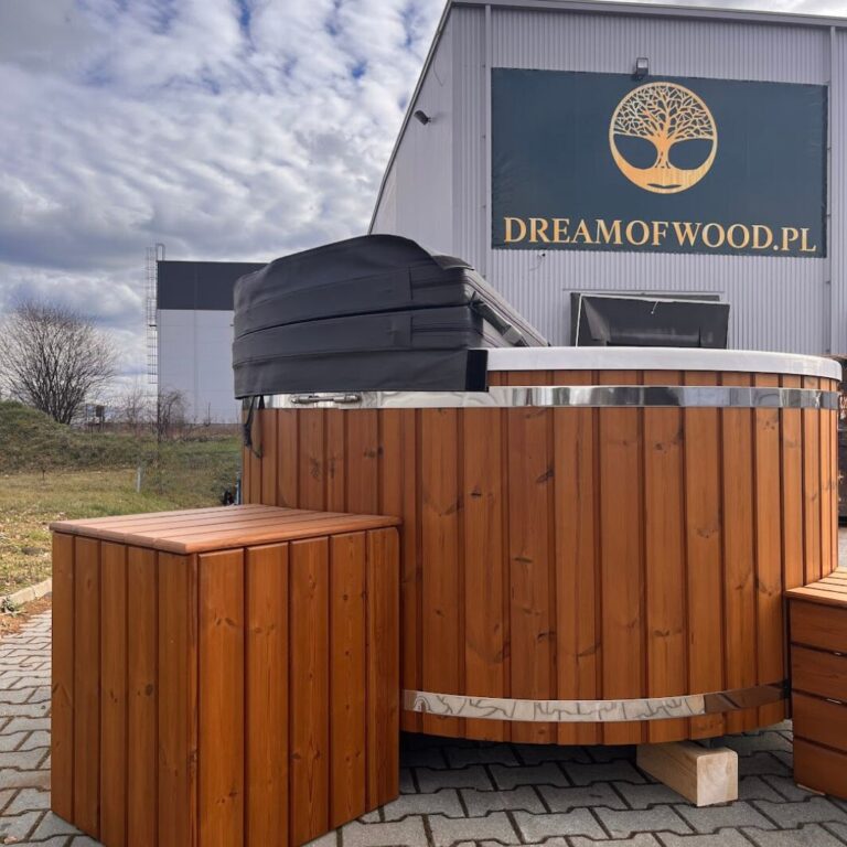 Zewnętrzny widok ogrodowej balii, która jest okrągła i wykonana z jasnego drewna