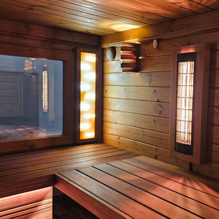 Nowoczesna sauna Zoria Elite 220x400 cm z termodrewna w ogrodzie - model z dużymi przeszkleniami i eleganckim wykończeniem