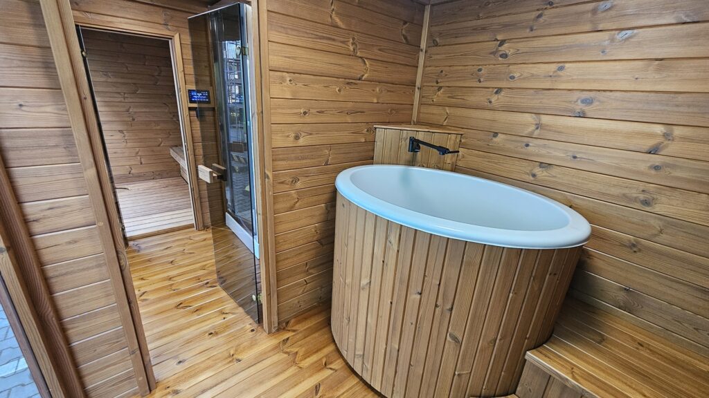 sauna ogrodowa z impregnowanym drewnem
